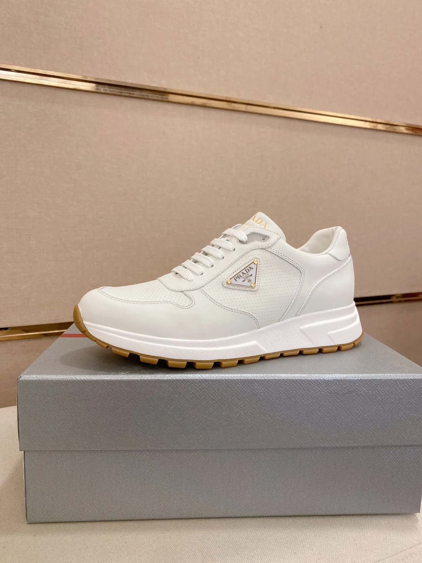 Men's shoes 💰 580💰 ✔️✔️✔️High-quality new PRADA counters are launched at the same time. The new men's shoes and 😘fabrics are selected from imported first-layer cowhide and are made by pure handcrafts. Lining: Full cowhide lining. 👍🏿 High-end ☄️ air-cushion molded anti-slip rubber outsole, exquisite lines, simple and elegant, comfortable and high-end for leisure travel. Code number: 38 to 44 (45 can be customized and cannot be returned or exchanged)